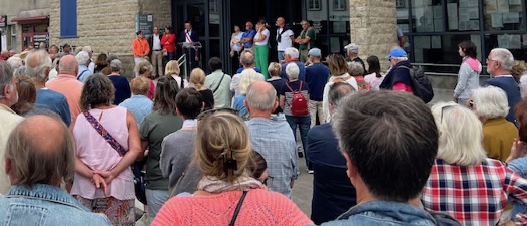 Un peu plus de 100 personnes rassemblées à la mairie de Guérande